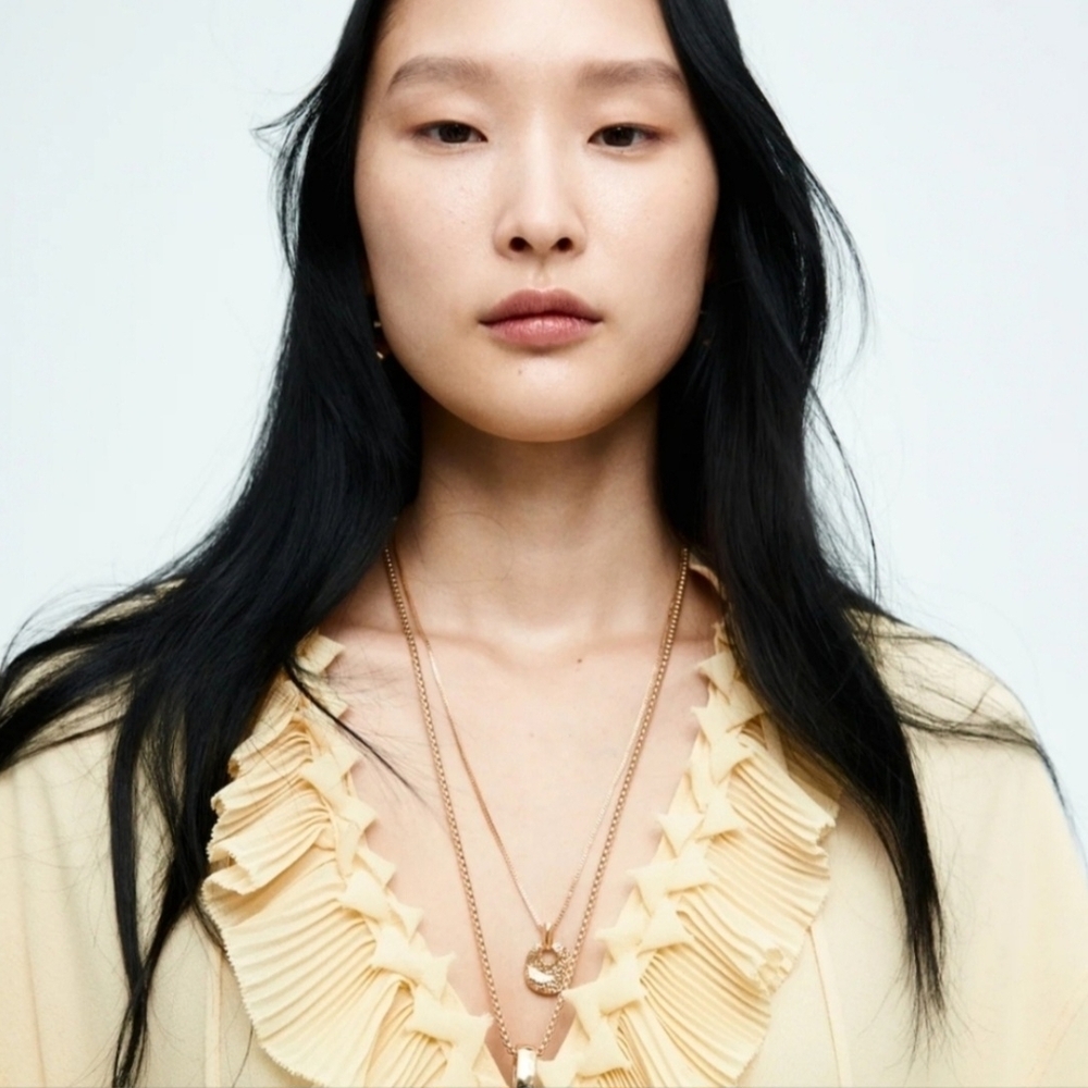 H&M Pale Yellow Ruffled V-Neck Blouse - Picture 2 of 8